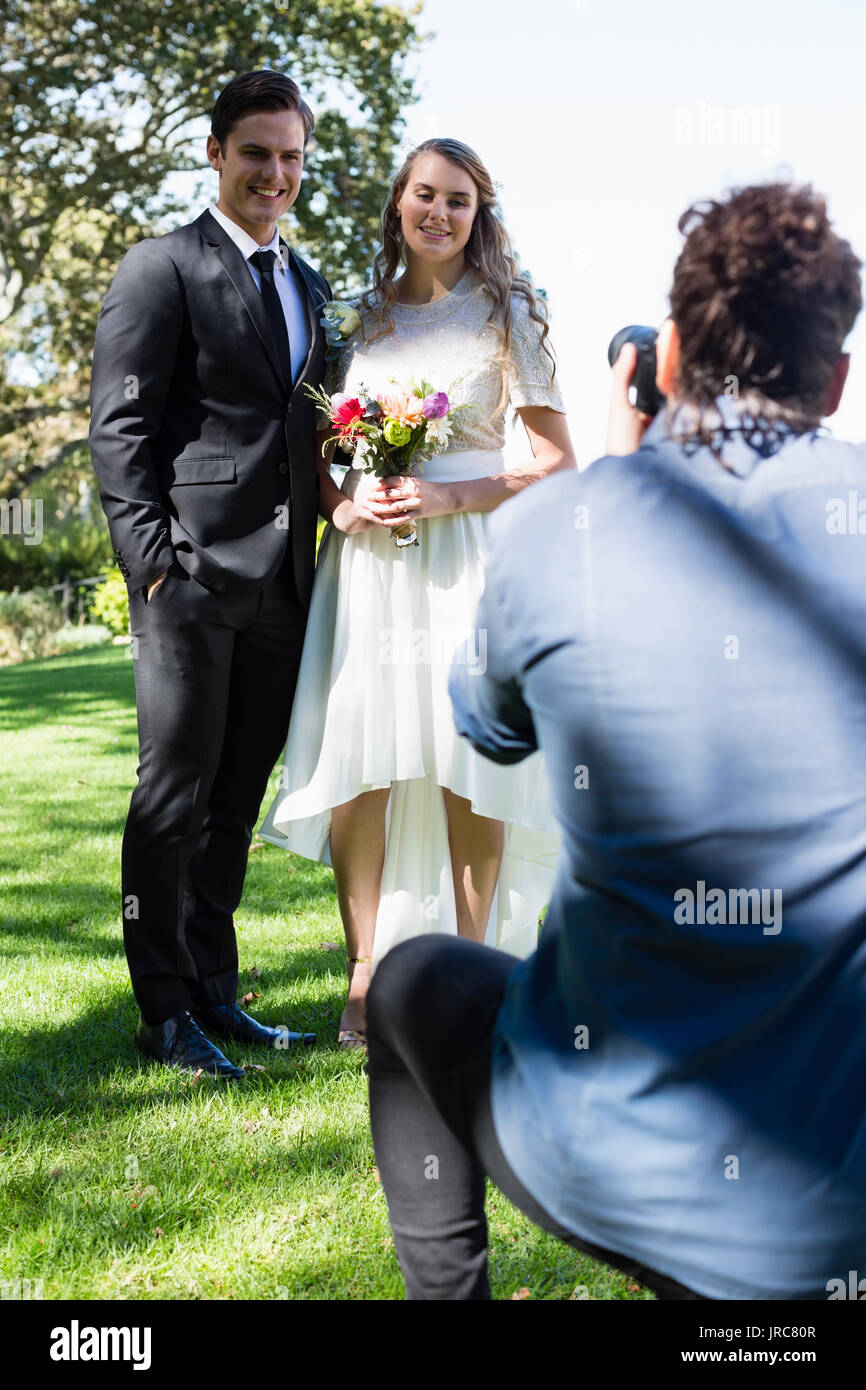 Fotograf, Foto vom Brautpaar in Park Stockfoto