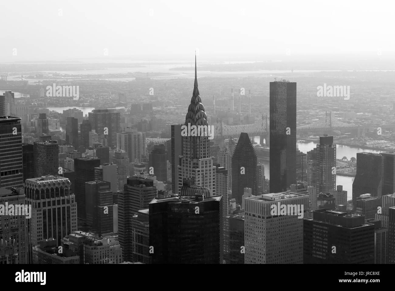 Das Chrysler Building und die Skyline der Stadt Luftaufnahme in Schwarz und Weiß in den Morgen Dunst in New York Stockfoto