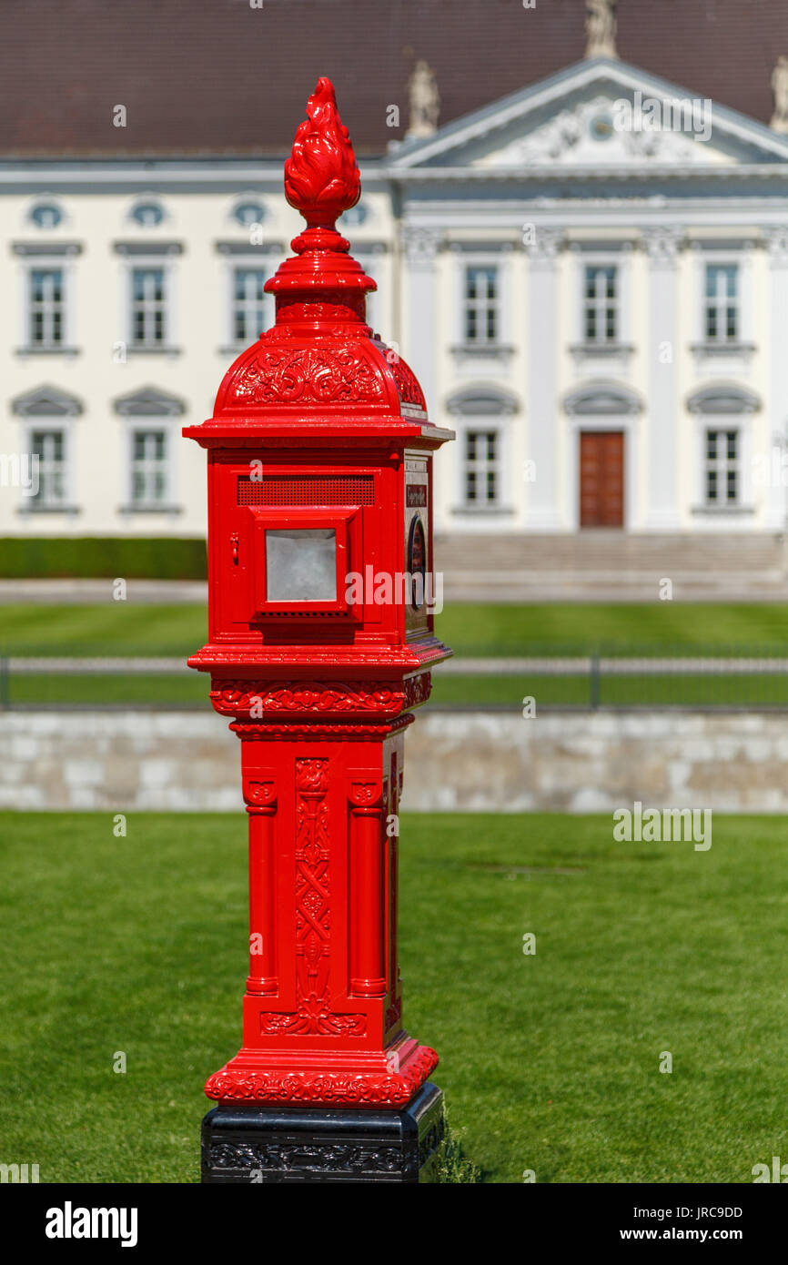Antike Feuer post außerhalb Schloss Bellevue Presidential Palace Berlin Stockfoto