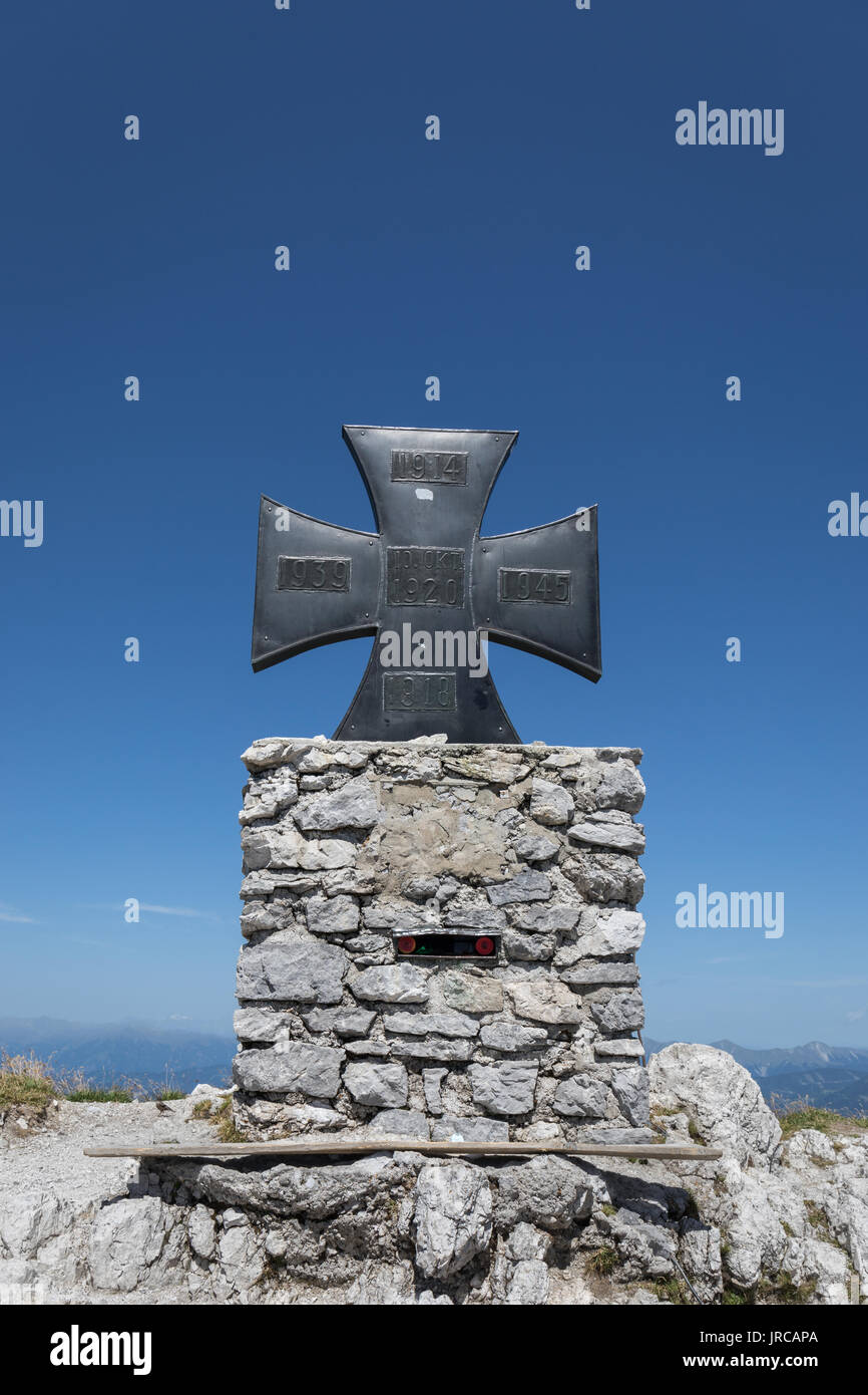 Das Gipfelkreuz am Gartnerkofel Berg (2.195 m) über dem Nassfeld Pass, Karnischen Alpen, Kärnten, Österreich. Stockfoto