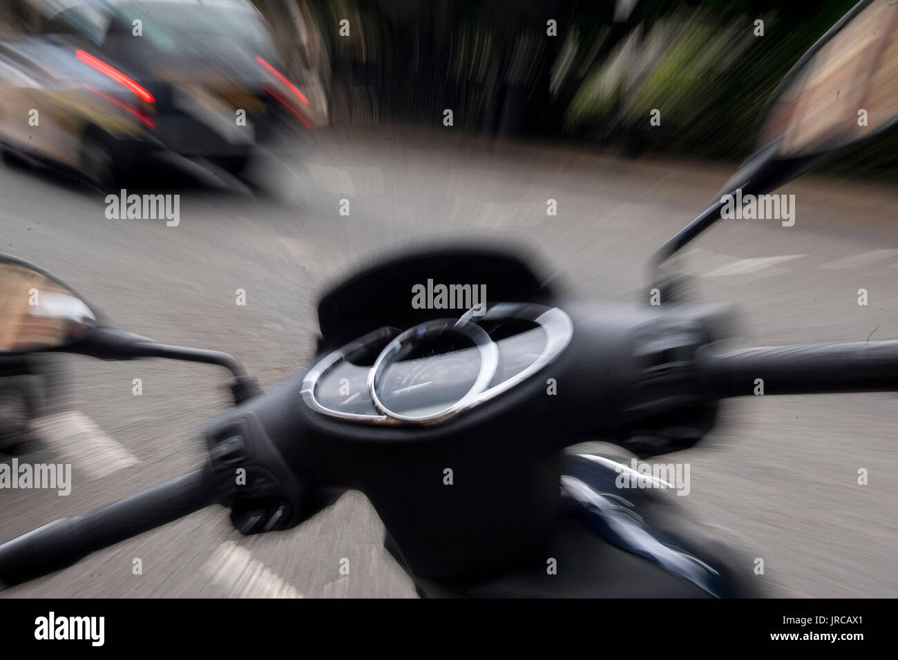 Hinweis-Effekt erreicht durch Verwendung A ZOOM platzen Moped Lager im Zentrum von London. Stockfoto