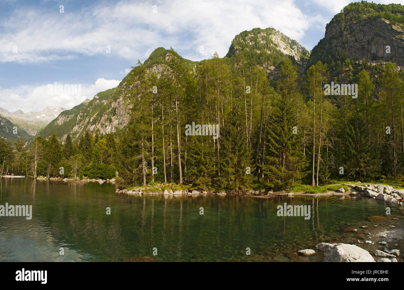 Italien: Blick auf die alpine See der Mello ins Tal, grüne Tal, umgeben von Granit Berge und Wald Bäume der italienischen Yosemite Valley umbenannt Stockfoto