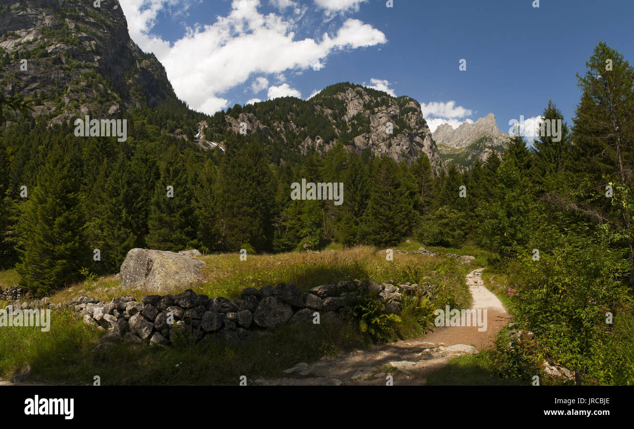 Die Mello Tal, ein grünes Tal von Granit Berge und Wald umgeben von Bäumen, umbenannt in das kleine italienische Yosemite Tal durch die Naturfreunde Stockfoto