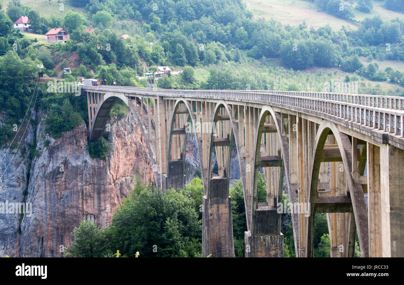 Eine alte Brücke über den Fluss Tara. Die Brücke wurde im letzten Jahrhundert um 1937 gebaut. Mit seiner imposanten 170 m hoch Stockfoto