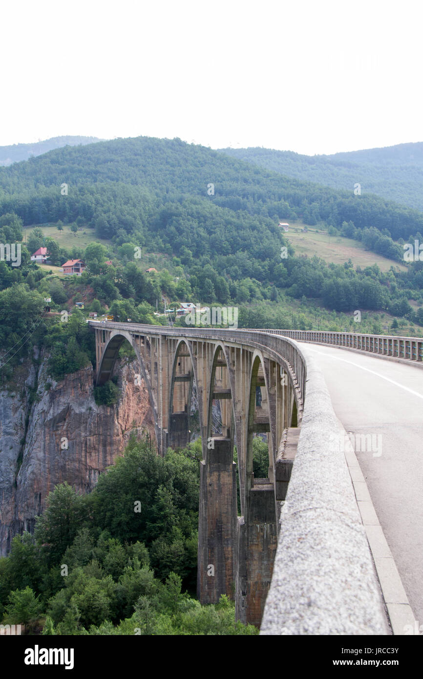 Eine alte Brücke über den Fluss Tara. Die Brücke wurde im letzten Jahrhundert um 1937 gebaut. Mit seiner imposanten 170 m hoch Stockfoto