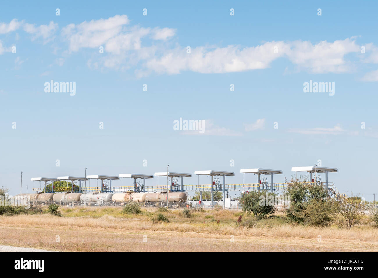 GROOTFONTEIN, NAMIBIA - 20. JUNI 2017: Eisenbahn Tanker zu Lagertanks ausgelagert in Grootfontein in der Kavango Region von Namibia Stockfoto