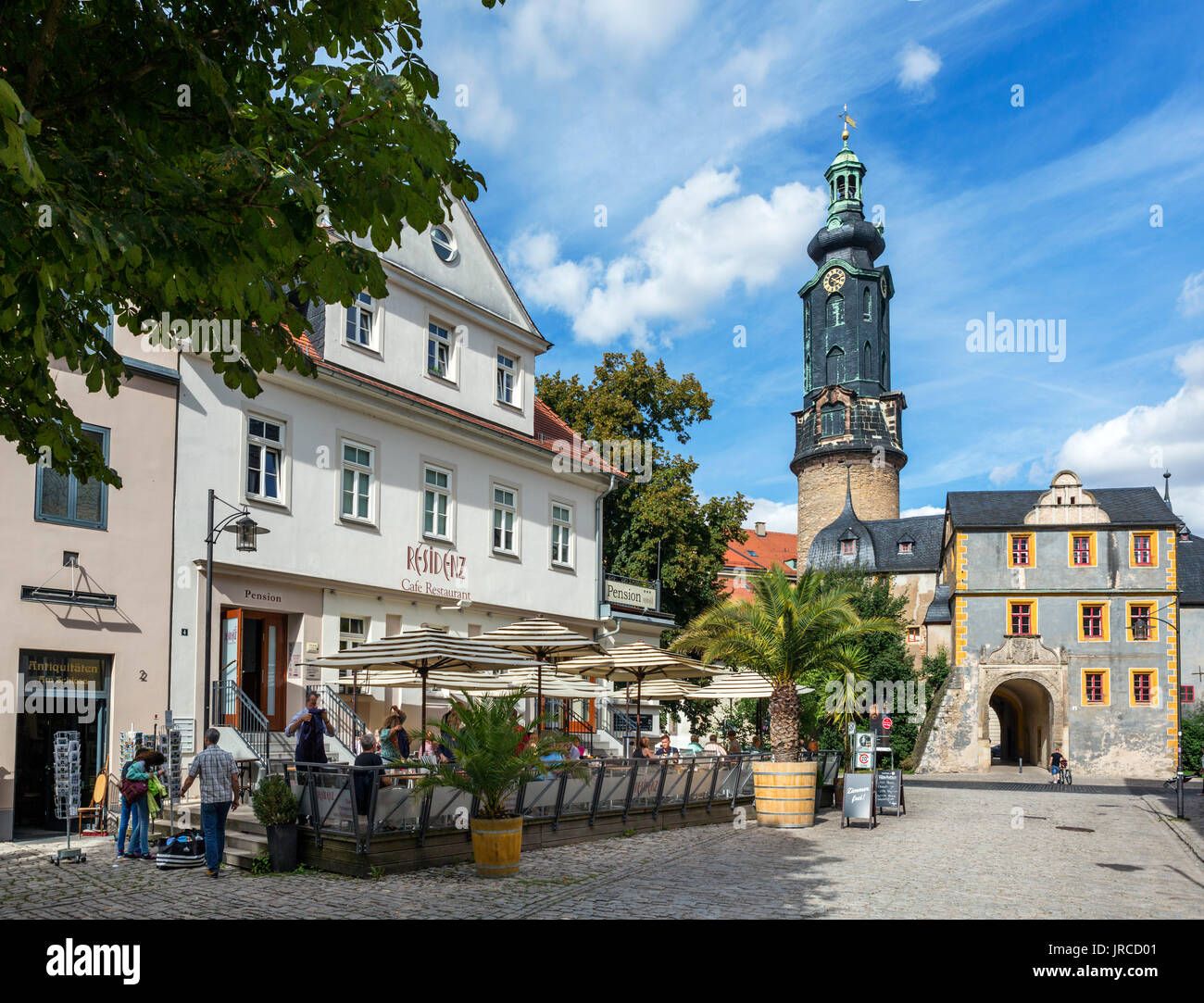 Cafe mit Blick auf das Stadtschloss in der Altstadt, Weimar, Thüringen, Deutschland Stockfoto