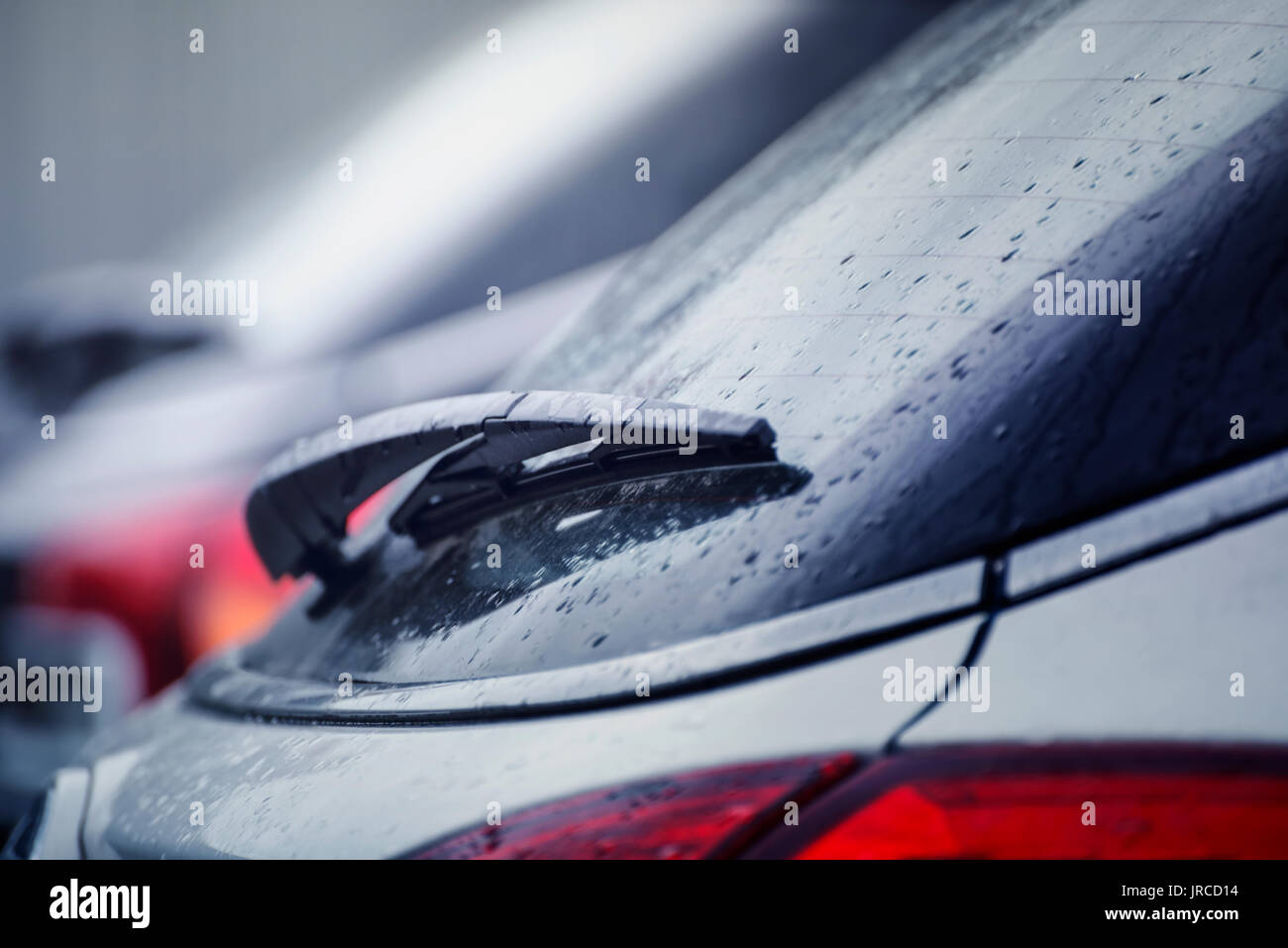 Wischblatt auf dem Autoglas Stockfoto