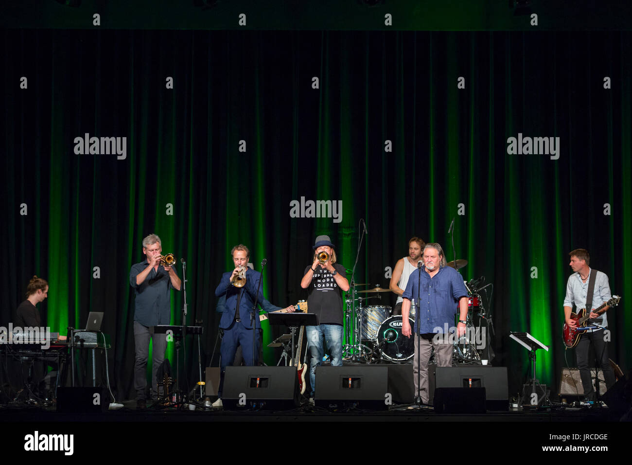 Wetzlar, Deutschland. 1. August 2017. Rüdiger Baldaufs Trompete nachts Wetzlarer Festspiele 2017, Stadthalle Wetzlar. Jazz/Fusion/Funk/Soul Konzert. Im Bild: Mitte/vorne Joo KRaus (Trompete), Rüdiger Baldauf (Trompete), Edo Zanki (Soul-Sänger), Andy Haderer (Trompete), Band hinten: Christian Frentzen (Keyboard/Klavier), Thomas Heint (Schlagzeug), Daniel Stelter (Gitarre). Bildnachweis: Christian Lademann Stockfoto