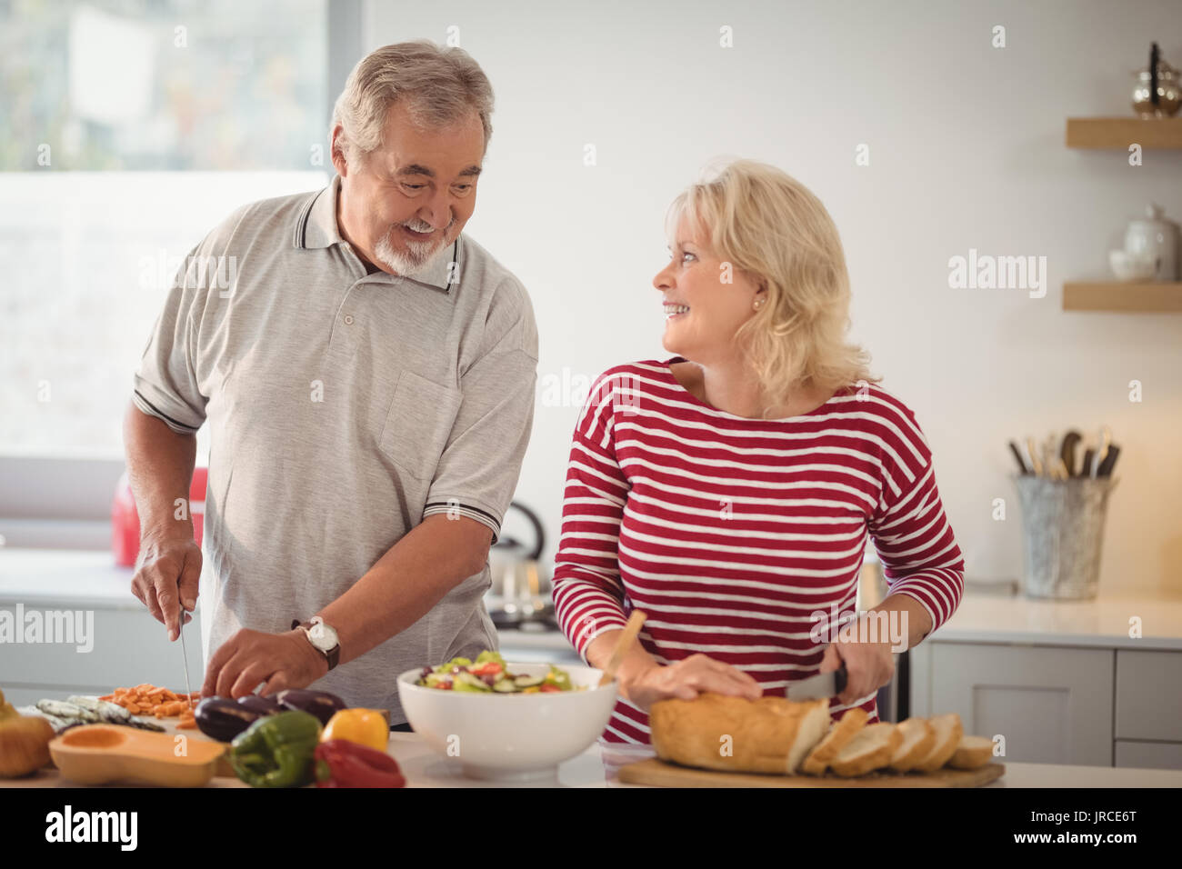 Senior paar Mahlzeit vorbereiten Stockfoto