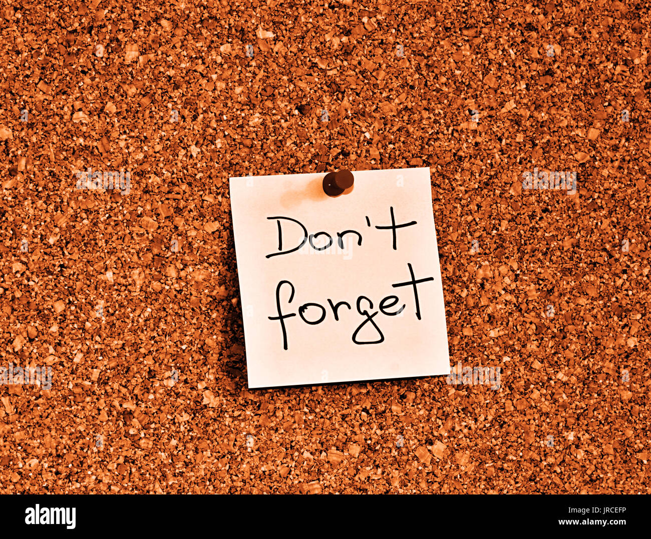 Kork-Pinnwand mit einem gelben Notizzettel-Pad mit Text bitte nicht vergessen Stockfoto