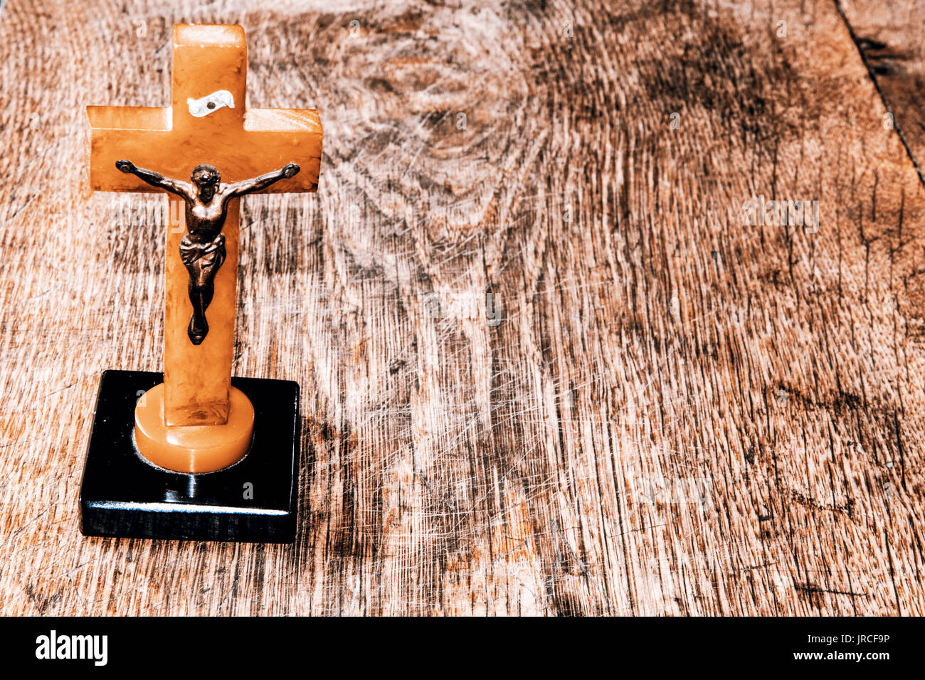 Schönes altes Kreuz mit Jesus auf dem alten Holzboden Stockfoto