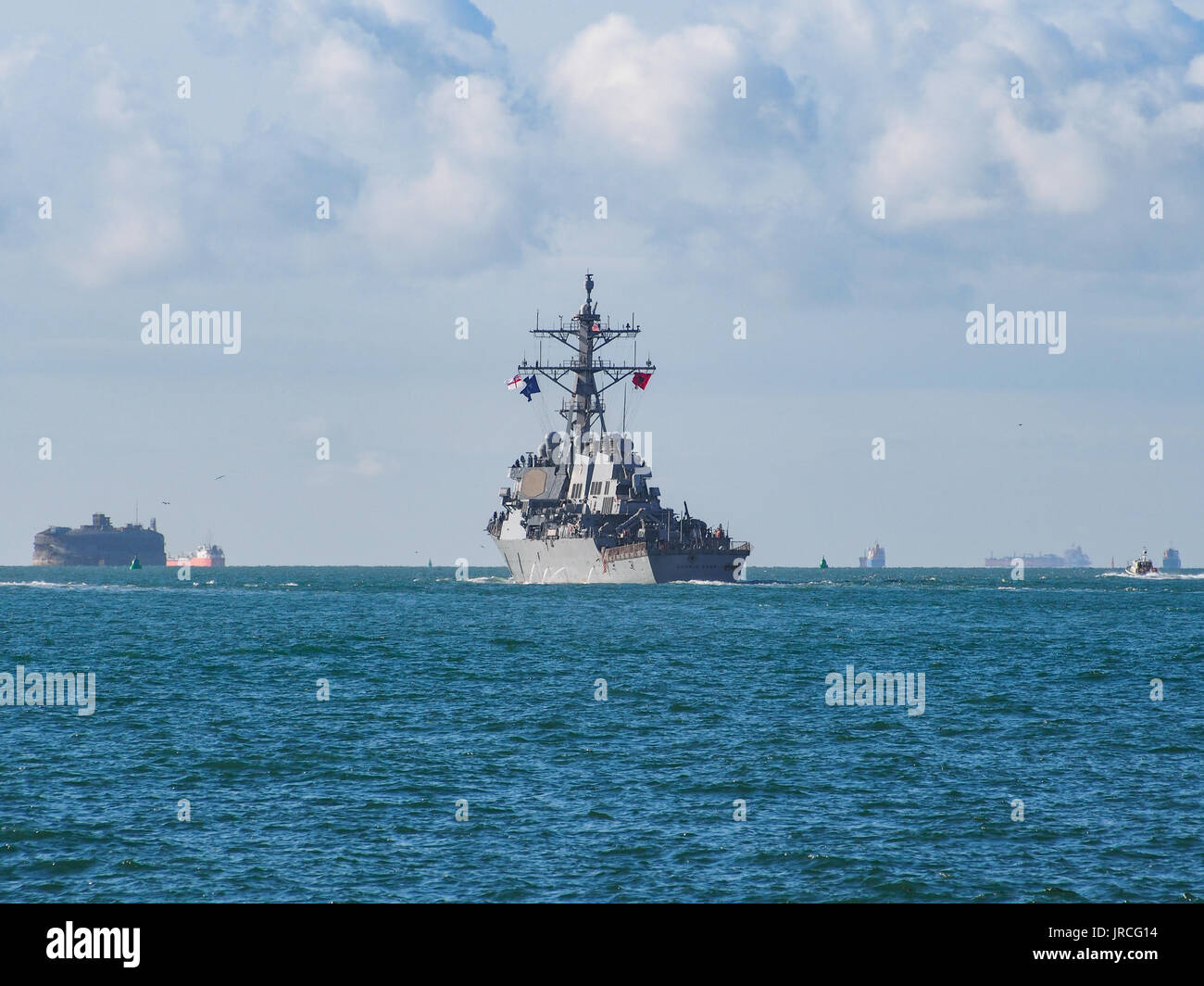 . Die USS Donald Cook, DDG-75, eine der Arleigh-Burke-Klasse Lenkwaffen-zerstörer, Blätter Portsmouth Harbour Stockfoto