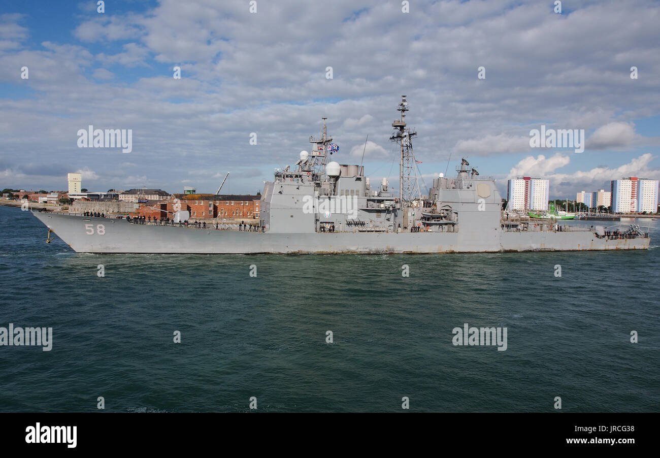 Die USS philippinischen Meer Segel in den Solent von Portsmouth Harbour, England. Stockfoto