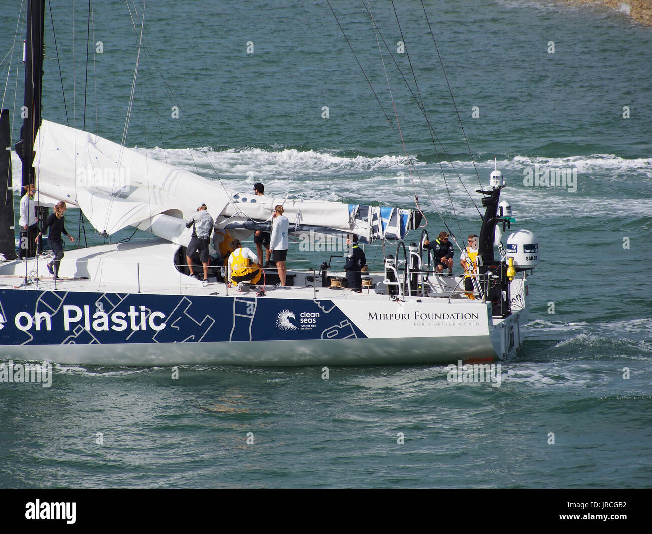 Die Yacht von Team' drehen, um die Tide auf Kunststoff "Vorbereitung auf das Volvo Ocean Race in Portsmouth Harbour Stockfoto