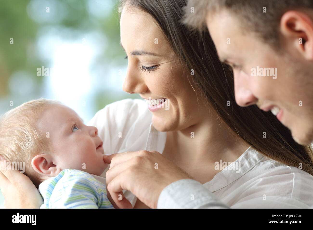 Stolze Eltern halten Ihr Baby eine ihm Stockfoto