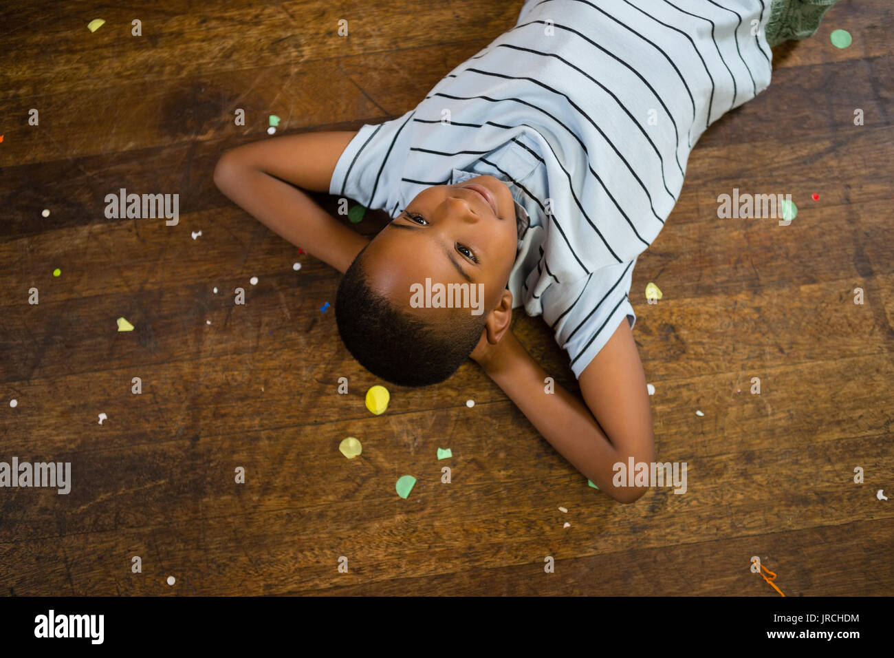 Ansicht von oben von cute Boy entspannen auf Holzboden Stockfoto