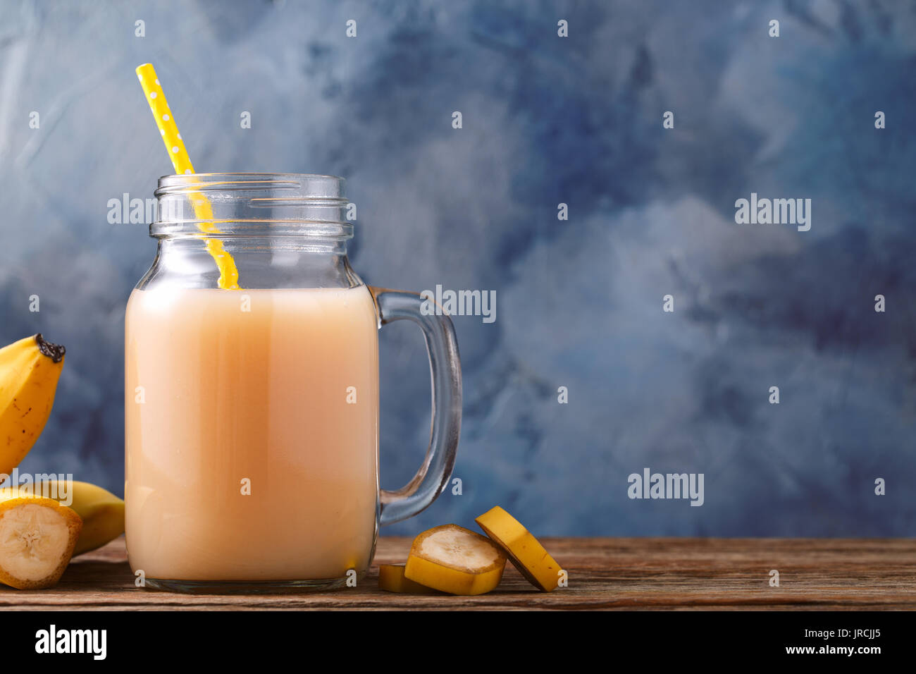 Smoothies von Ananas und Banane in ein Glas Glas mit Platz für Text, Nahaufnahme Stockfoto