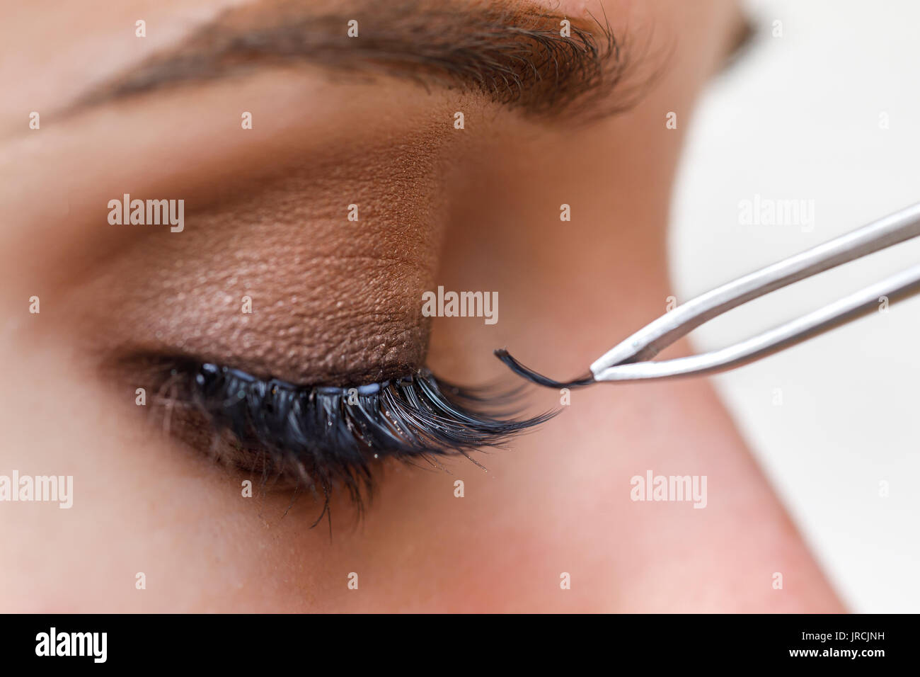 Der Prozess der Kleben knstliche Wimpern auf dem Auge des Modells, Makro  Stockfotografie - Alamy