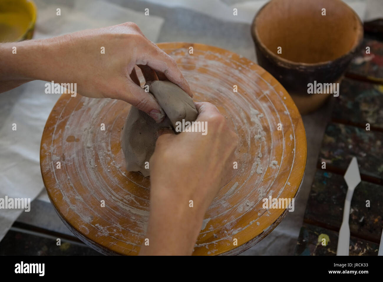 7/8 hand Ton Produkt auf Keramik Rad im Kunstunterricht Stockfoto