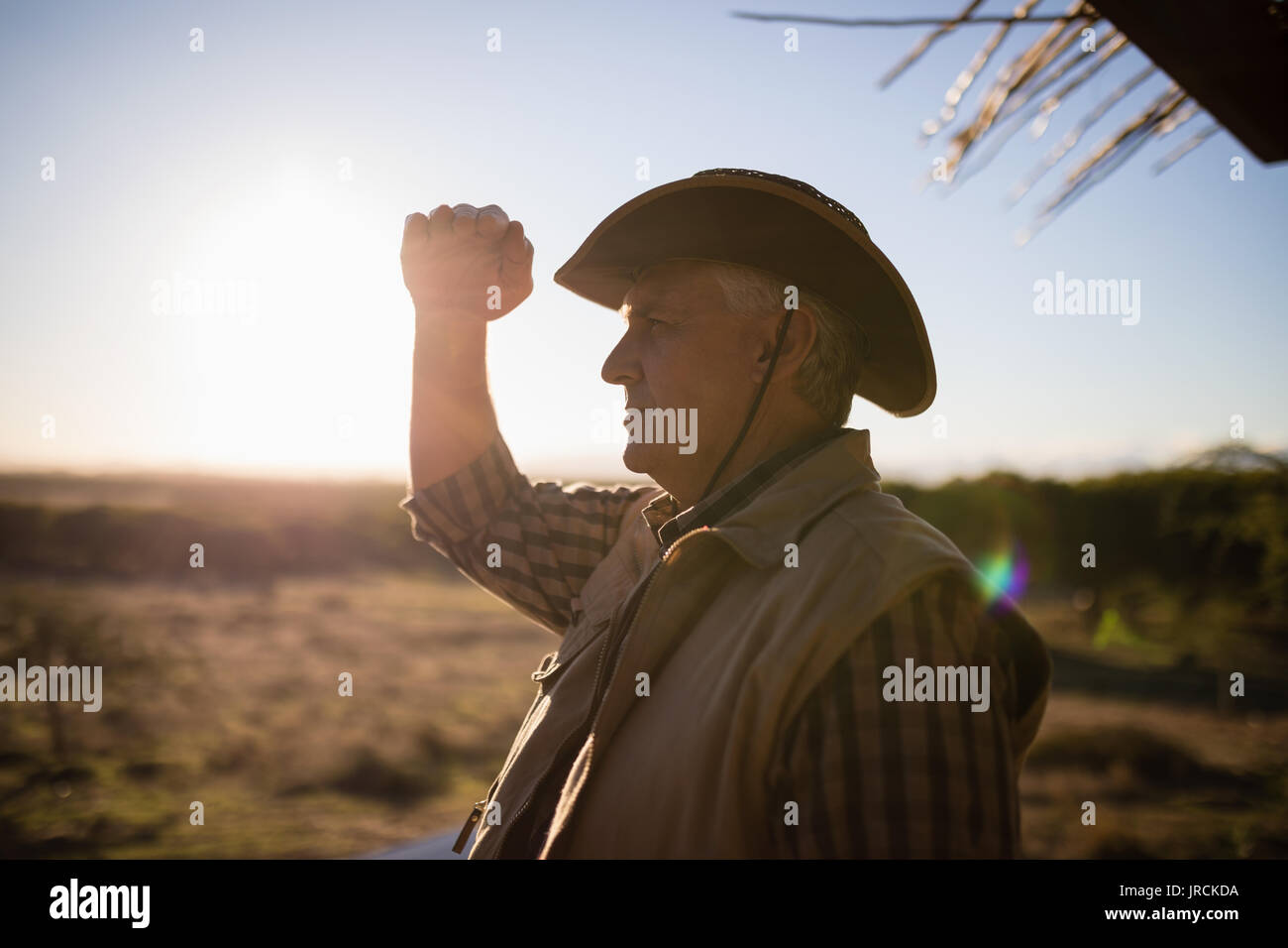 Mann Abschirmung Augen an einem sonnigen Tag Stockfoto