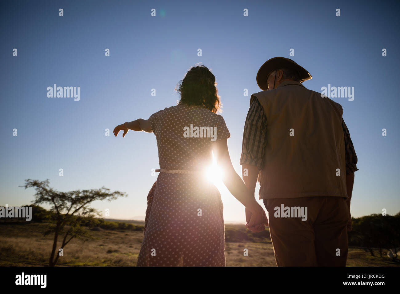 Paar auf Abstand während der Safari Ferienhäuser Stockfoto