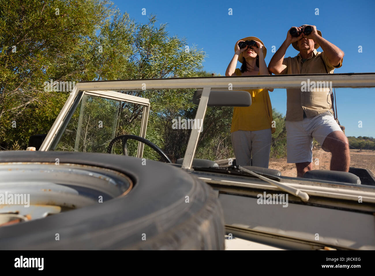Auf der Suche durch ein Fernglas beim Stehen in der Off Road Fahrzeug auf Landschaft Stockfoto