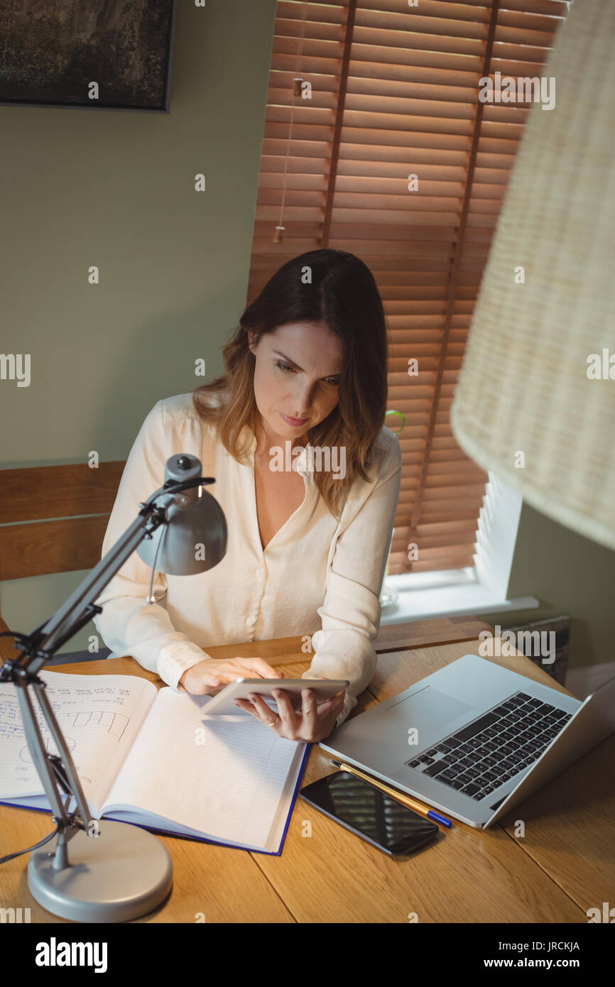 Frau mit digitalen Tablette im Salon zu Hause Stockfoto