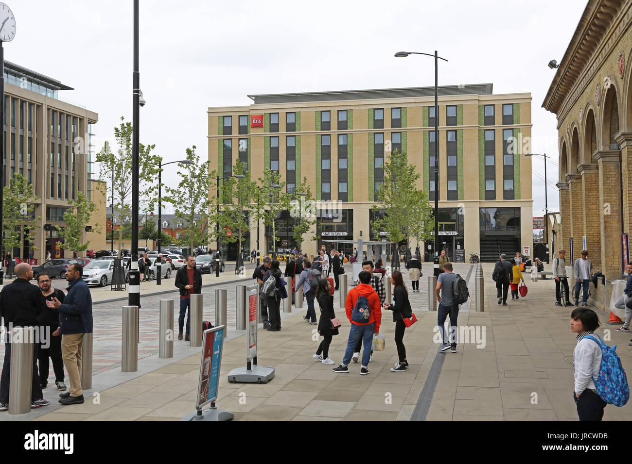 Neu sanierte Station Plaza in Cambridge, Großbritannien. Zeigt neue Ibis Hotel (Mitte) und Bahnhof (ganz rechts). Auch anti-Terrorismus Edelstahl Poller. Stockfoto