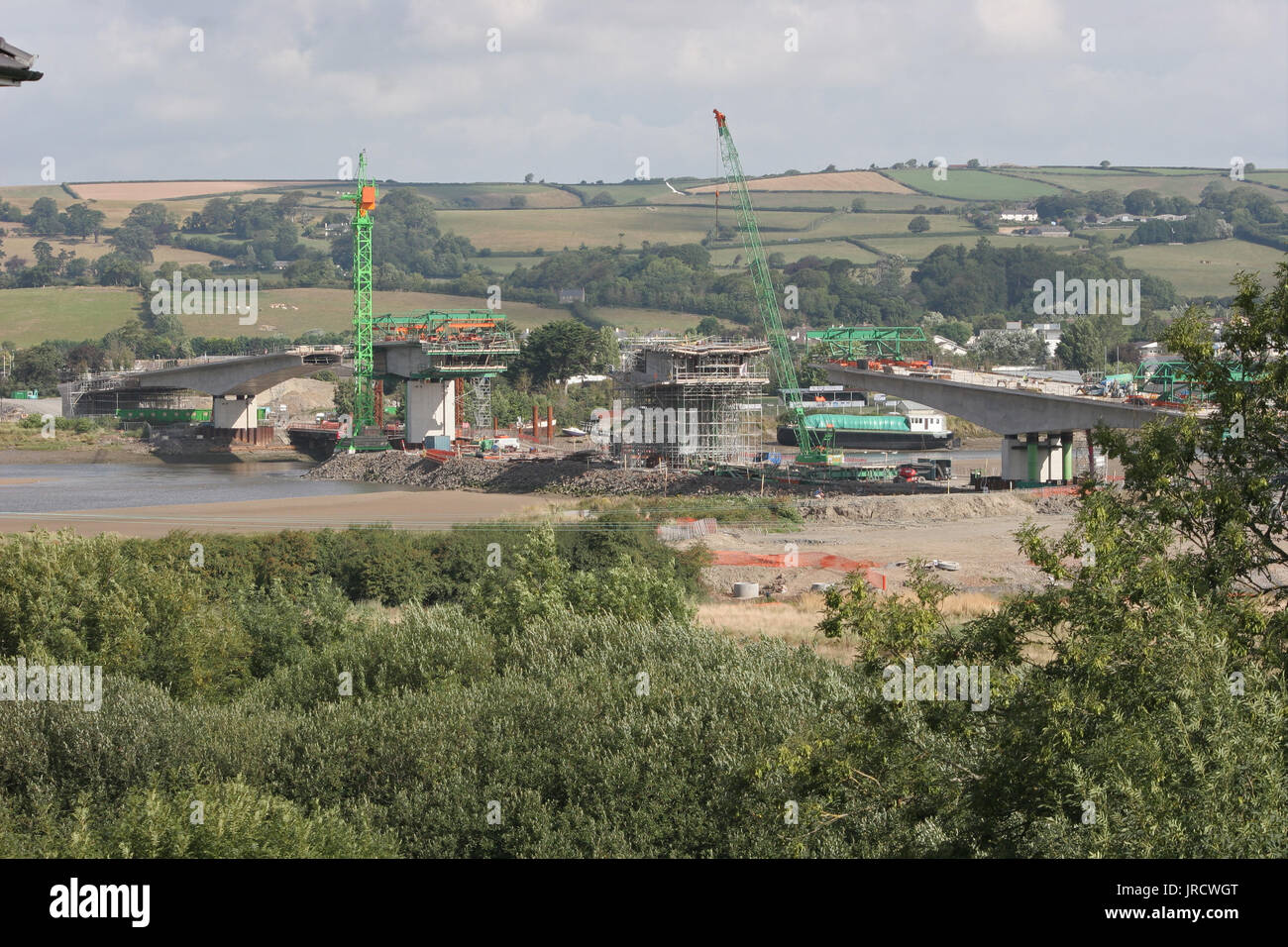 Die neuen Fluss Taw Brücke in Cambridge, UK im Bau im Jahr 2006. Zeigt River Tal und die Hügel des Exmoor darüber hinaus. Stockfoto