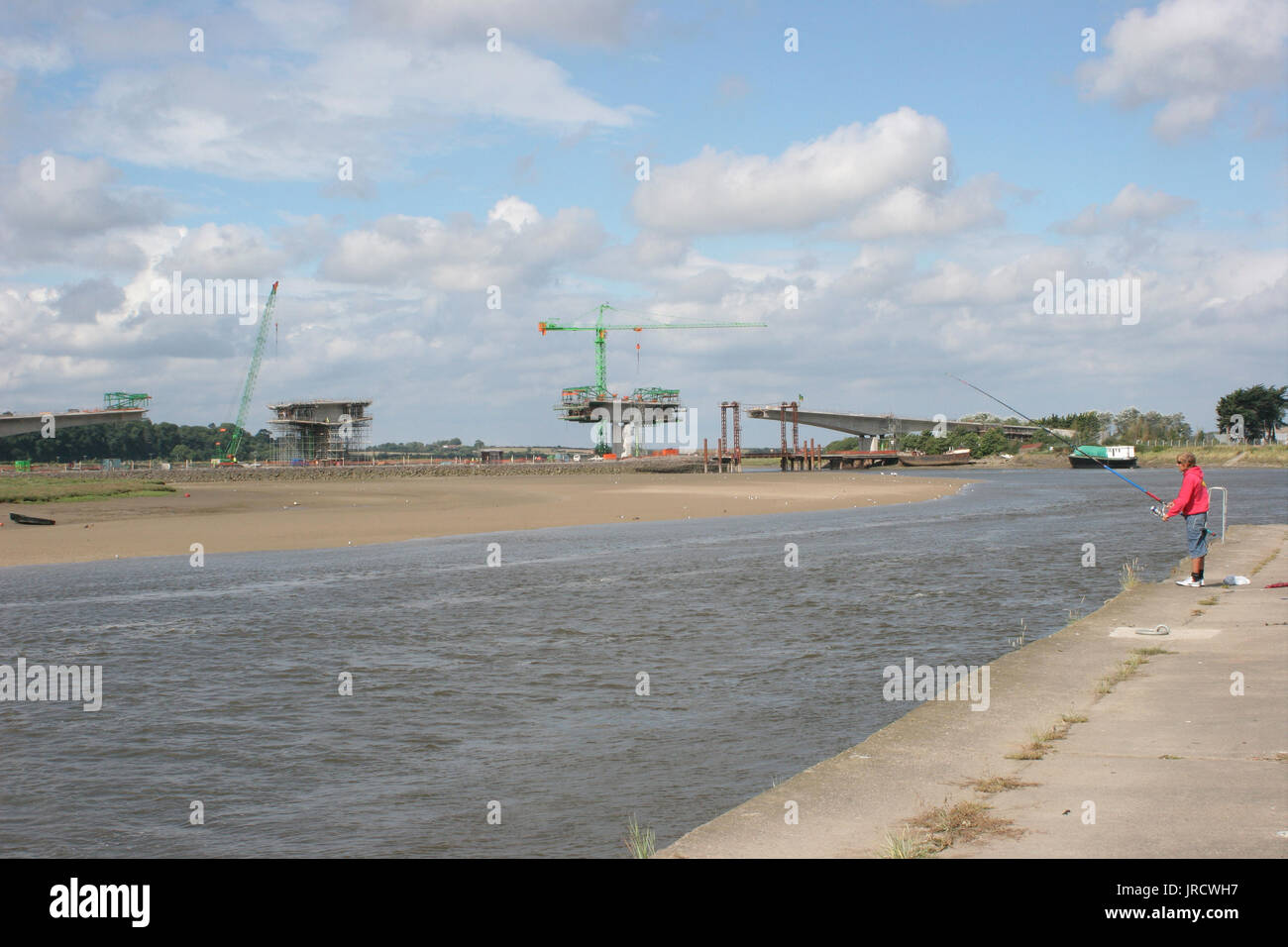Die neuen Fluss Taw Brücke in Cambridge, UK im Bau im Jahr 2006. Ein Mann Fische aus einem Kai im Vordergrund. Stockfoto