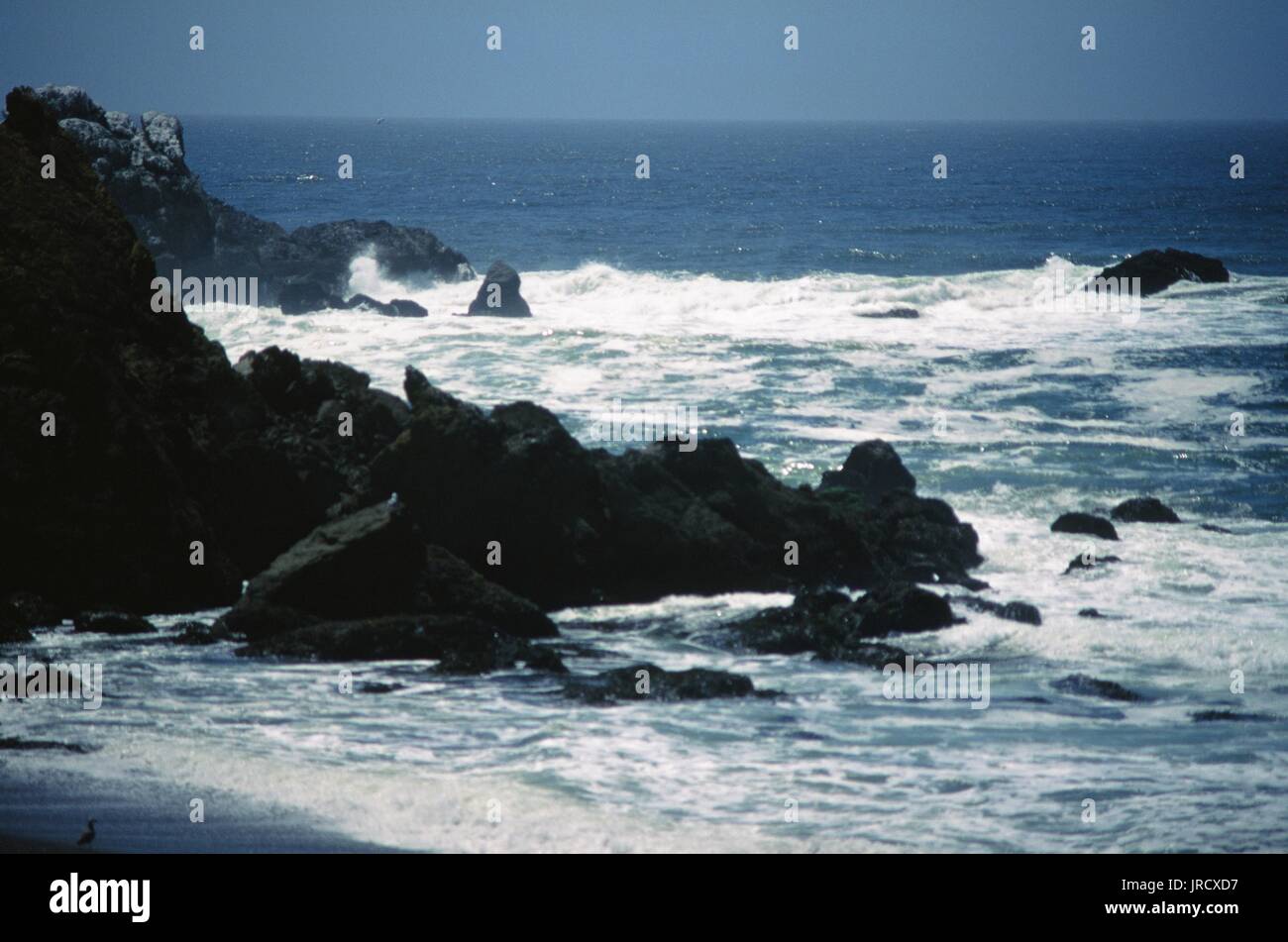Nahaufnahme der Wellen auf die Felsen in der Nähe der Küste bei Mori Punkt brechen, Teil der Golden Gate National Recreation Area in Pacifica, Kalifornien, 20. Juni 2017. Stockfoto