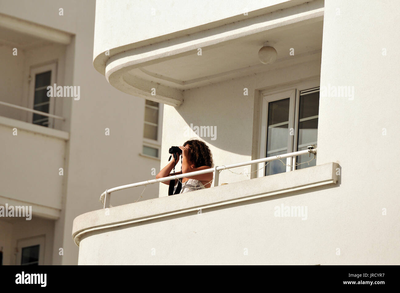 Wandbild Paul Sinus 40x60cm Monaco Mornings - Elegante Frau Am Balkon | Leinwanddruck Auf Echtholz