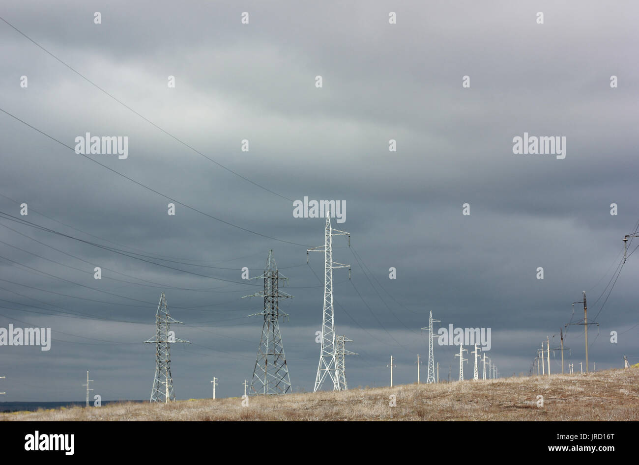 Hochspannungs-gleichstrom-Übertragungsleitungen auf elektrischen Polen Stockfoto