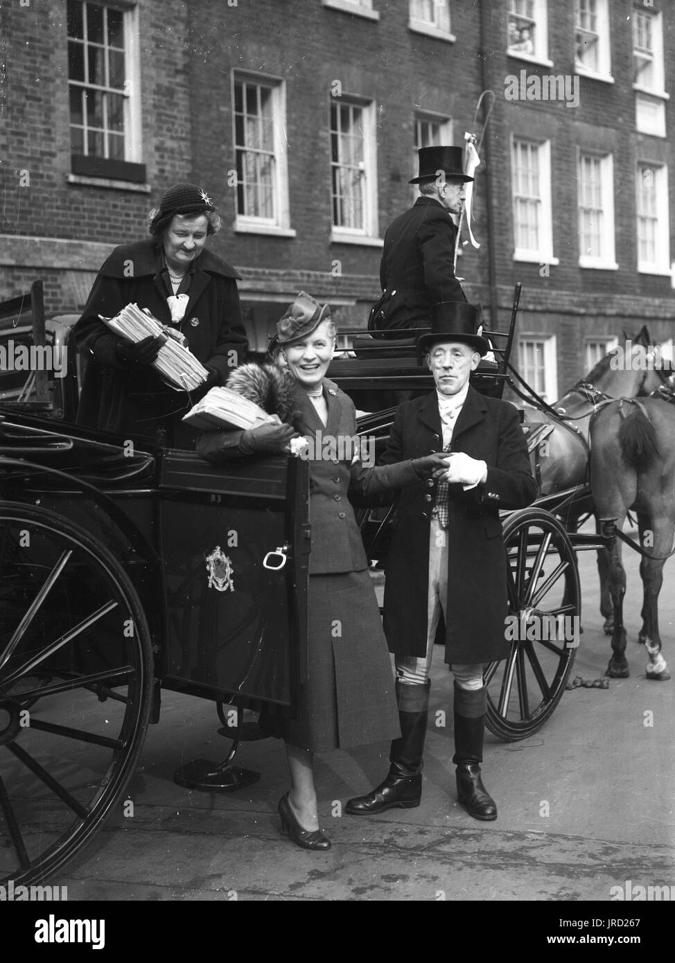 Frauen kommen mit einer Petition von 80.000 Unterschriften ins Unterhaus. Von links nach rechts, Dr. Edith Summerskill Abgeordneter für Fulham West und Irene Ward Abgeordneter für Tynemouth und Trainer Dave Jacobs. Großbritannien britische Frauenrechte Gleichberechtigung gleichberechtigte Frauenaktivisten, die sich für das gleiche Entgelt für Frauen in den 1950er Jahren einsetzen Stockfoto