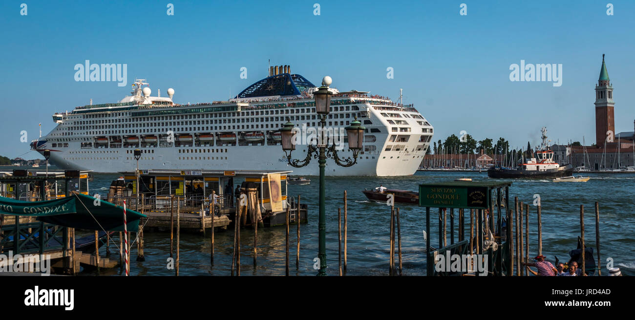 Große Reedereien segeln entlang des Canale della Giudecca in Venedig, Italien Stockfoto