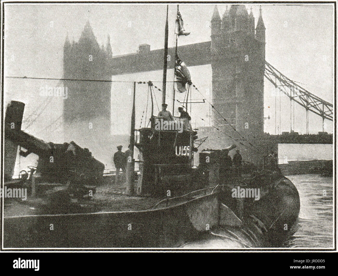 Hingegebene U-Boot durch die Tower Bridge, 1918 Stockfoto