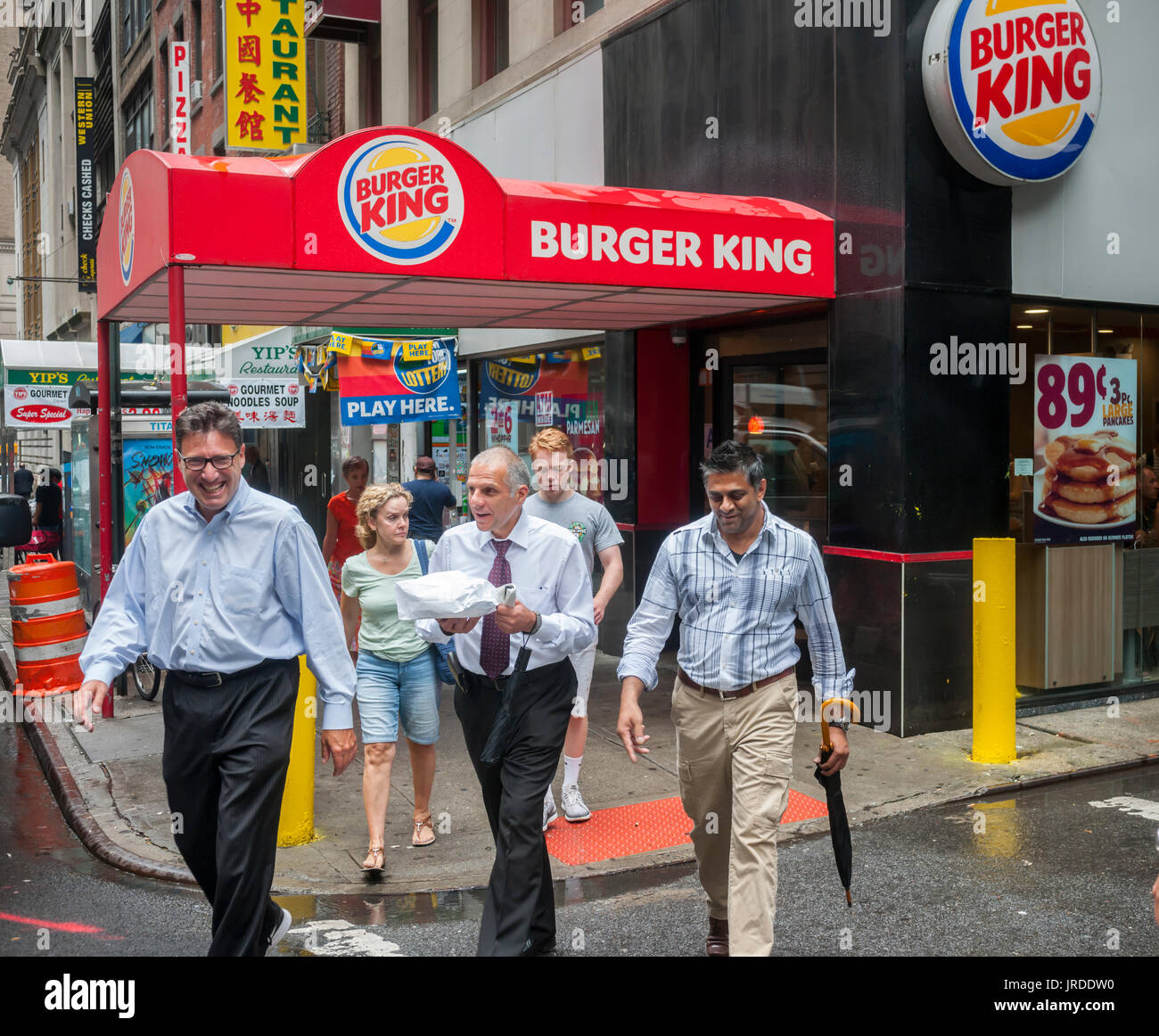 Ein Burger King-Schnellrestaurant in Lower Manhattan in New York am Mittwoch, 2. August 2017. Restaurant Brands International, die Muttergesellschaft von Burger King und Hortons, berichtet im zweiten Quartal Gewinn, die Erwartungen der Analysten angeheizt durch Wachstum in der Burger King-Marke zu schlagen. (© Richard B. Levine) Stockfoto