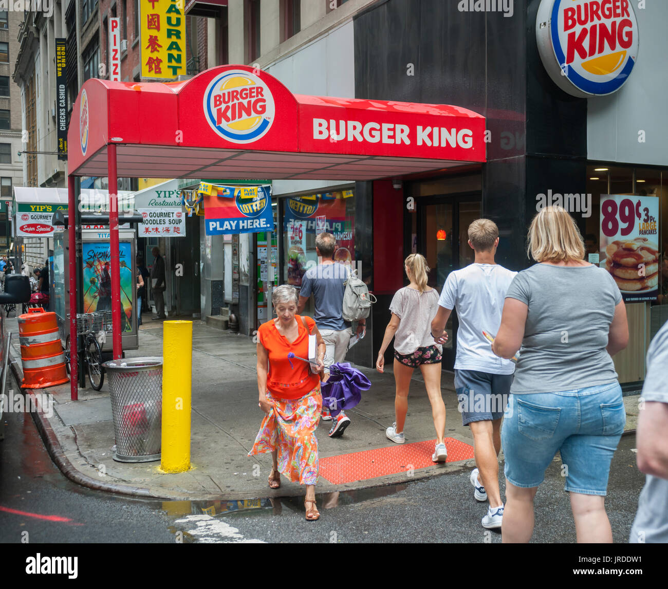 Ein Burger King-Schnellrestaurant in Lower Manhattan in New York am Mittwoch, 2. August 2017. Restaurant Brands International, die Muttergesellschaft von Burger King und Hortons, berichtet im zweiten Quartal Gewinn, die Erwartungen der Analysten angeheizt durch Wachstum in der Burger King-Marke zu schlagen. (© Richard B. Levine) Stockfoto