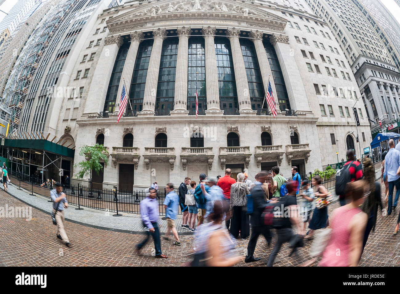 Der New Yorker Börse sieht auf Mittwoch, 2. August 2017 in Lower Manhattan.  Ein großer Gewinn für Apple sendet der Dow Jones Industrial Average über 22.000 zum ersten Mal. (© Richard B. Levine) Stockfoto