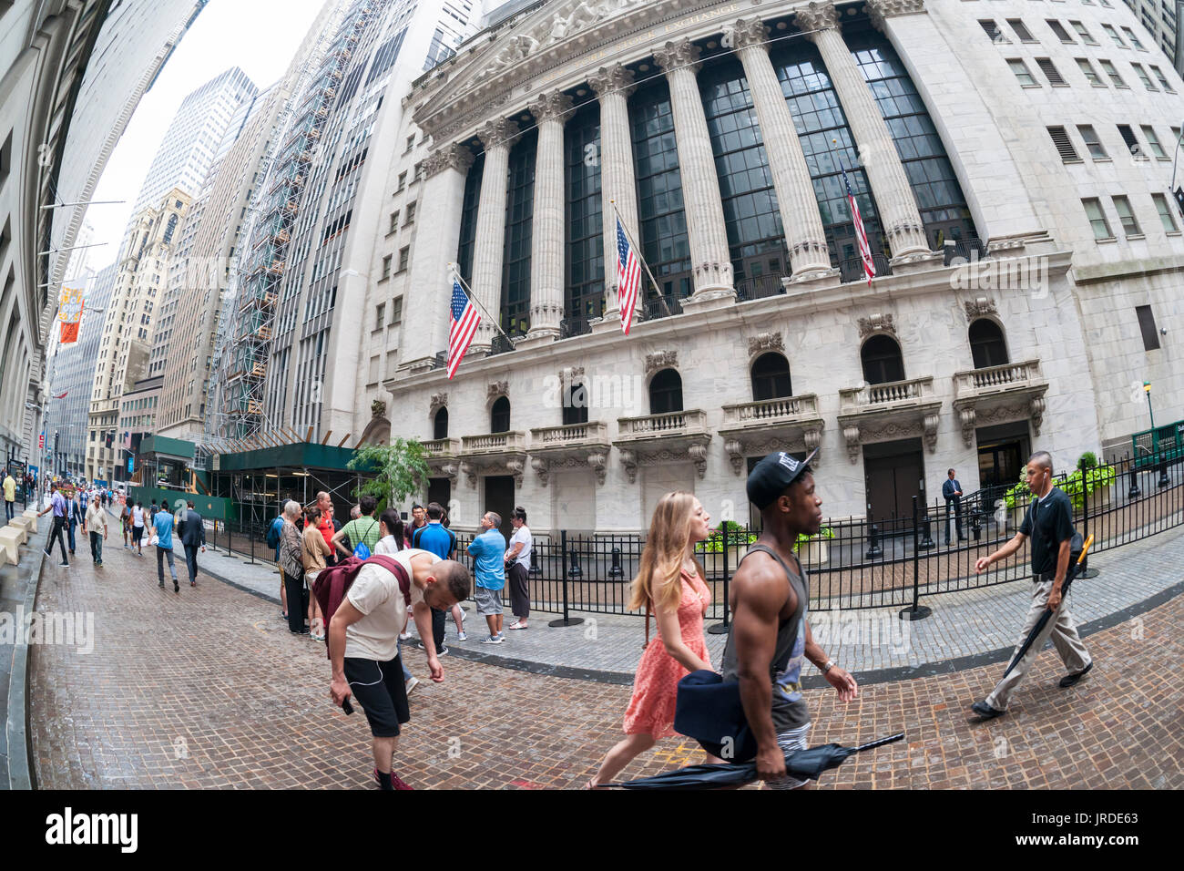Der New Yorker Börse sieht auf Mittwoch, 2. August 2017 in Lower Manhattan.  Ein großer Gewinn für Apple sendet der Dow Jones Industrial Average über 22.000 zum ersten Mal. (© Richard B. Levine) Stockfoto