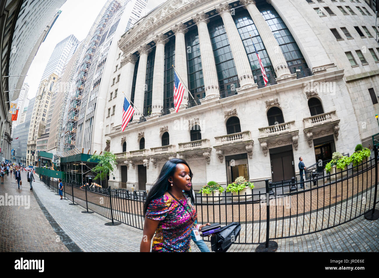 Der New Yorker Börse sieht auf Mittwoch, 2. August 2017 in Lower Manhattan.  Ein großer Gewinn für Apple sendet der Dow Jones Industrial Average über 22.000 zum ersten Mal. (© Richard B. Levine) Stockfoto