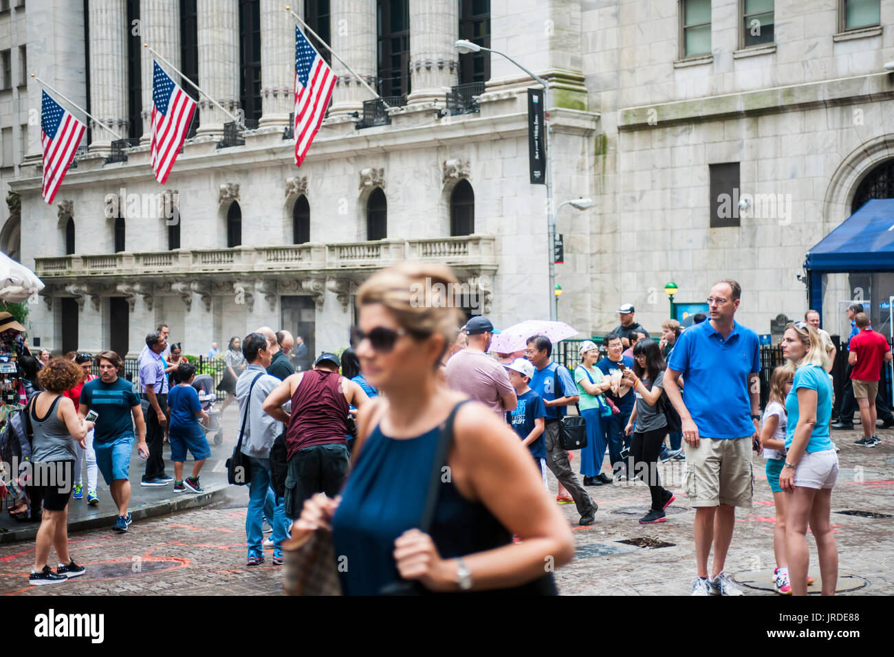 Horden von Touristen vor der New York Stock Exchange in Lower Manhattan auf Mittwoch, 2. August 2017.  Ein großer Gewinn für Apple sendet der Dow Jones Industrial Average über 22.000 zum ersten Mal. (© Richard B. Levine) Stockfoto