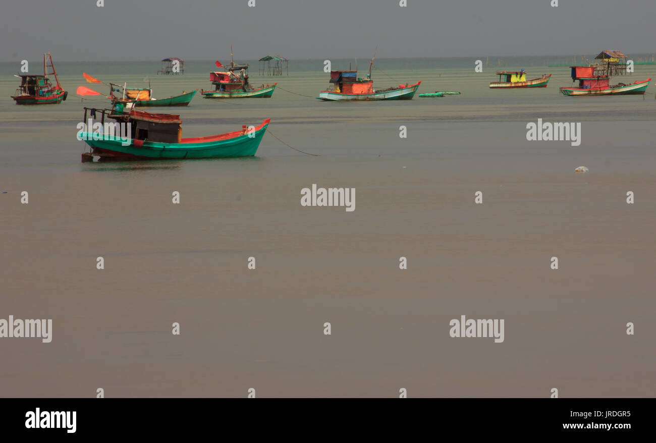 Fischerboote am Fischerdorf an einem bewölkten Tag, Phu Quoc, Provinz Kien Giang, Vietnam Stockfoto