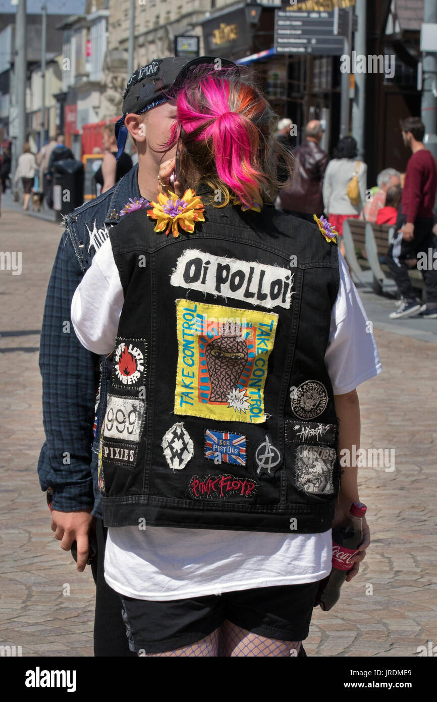 Oi Polloi dekorierte die Jacke auf der Straße beim Blackpool Rebellion Punk  Festival. Kleidung, Frisuren, Body Modifikationen Punk Style Jacken, Denim  und schottische Subkultur. Stile trugen Slogans, keine Logos, und sind Bands