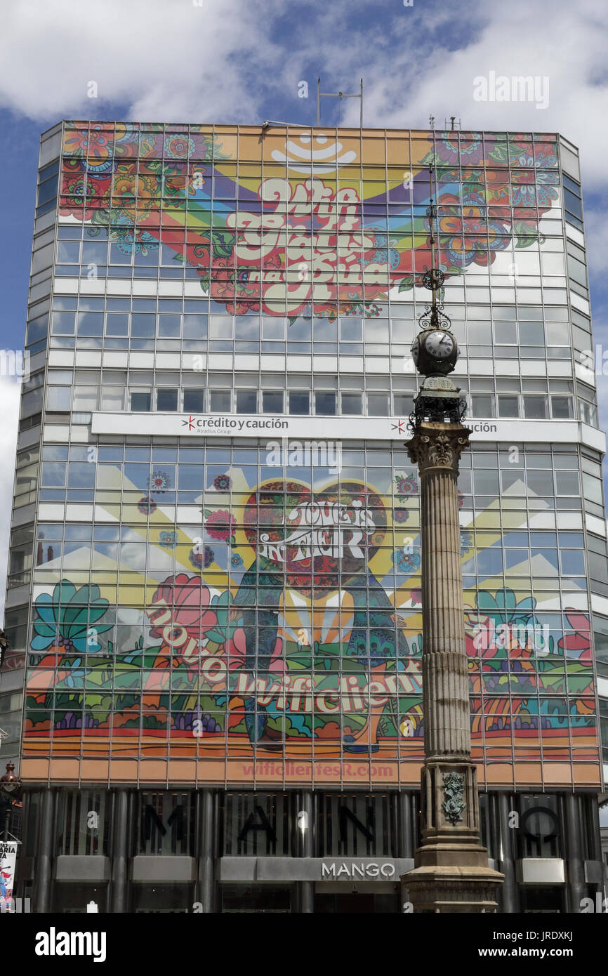 Aureliano Linares Rivas'obelisco (Obelisk) in La Coruña Hauptstadt mit einem farbigen Gebäude aus Glas und Stahl auf dem Hintergrund Stockfoto