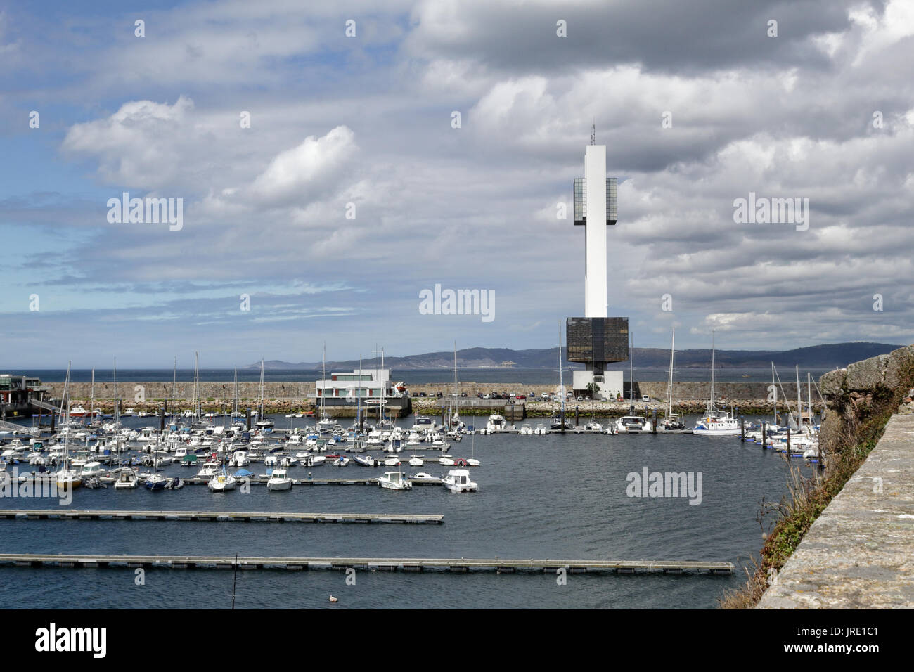 Die Pfeiler von La Coruña Marina Hafen mit den vielen Segelbooten und ein blauer Himmel mit einigen Wolken Stockfoto