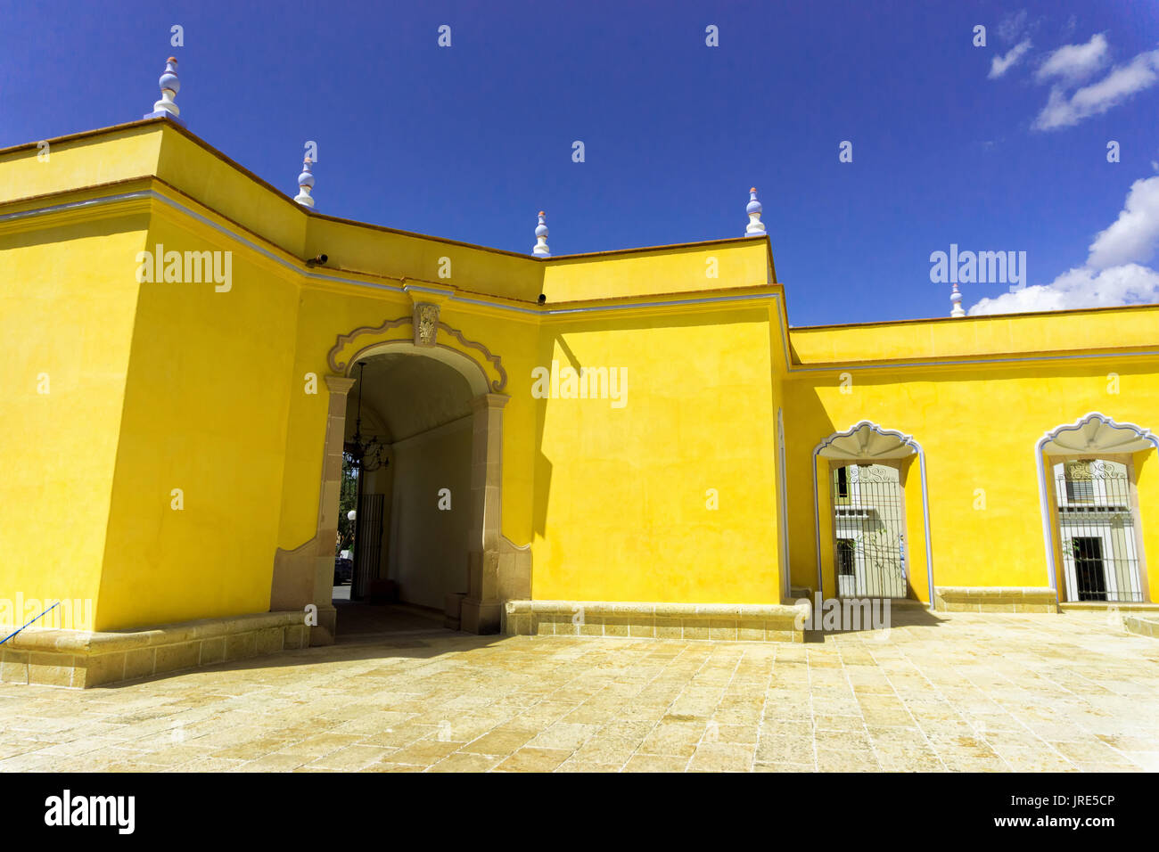 Gelbes Gebäude in Ensenada de Morales in der Nähe von Oaxaca, Mexiko Stockfoto