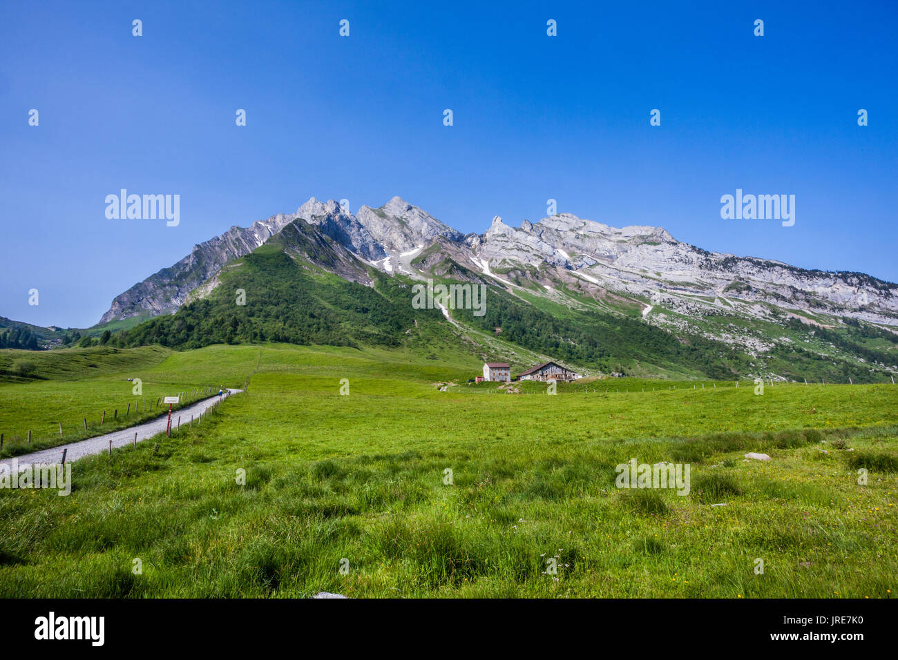 Frankreich, Haute-Savoie/Savoie, Ansicht von Aravis Bergkette vom Col Des Aravis Mountain Pass in den Französischen Alpen, der verbindet die Städte La Stockfoto