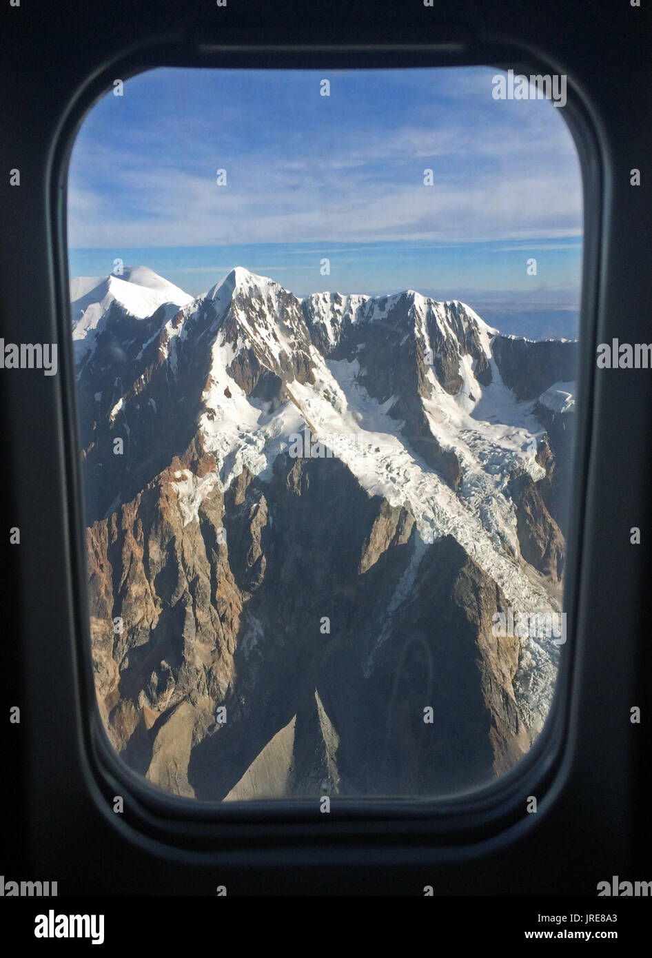 Schließen Bergkette vom Flugzeug Fenster Stockfoto